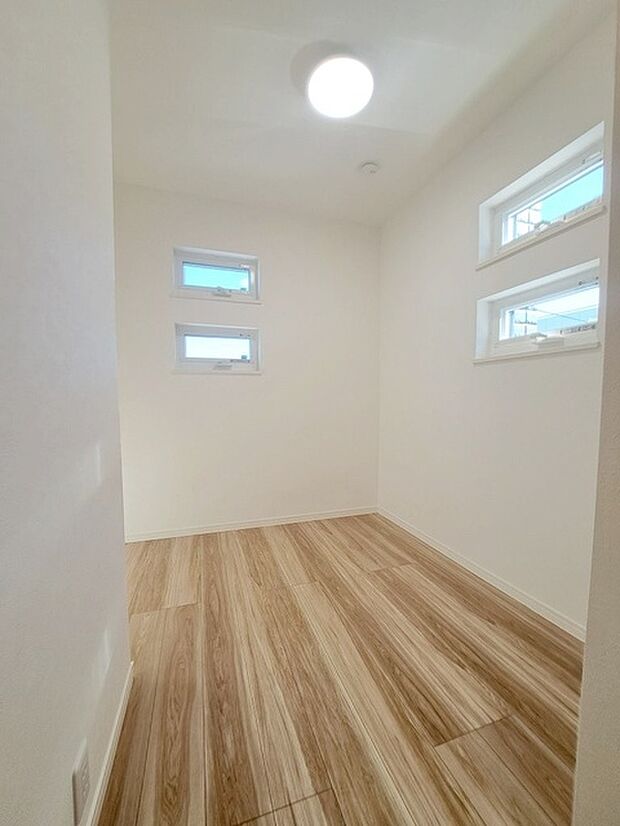 スタイリッシュなデザインと快適な居住性を兼ね備えた洋室。広々とした空間は、自分らしいインテリアを楽しむことができるほか、リラックスした時間を過ごすことができそうです。