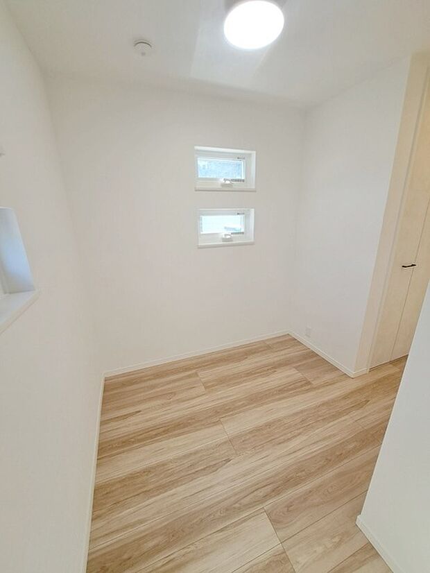 スマートなデザインと賢い収納が生活を快適にします。広々とした雰囲気を演出する工夫が施され、生活空間の魅力を引き出します。  