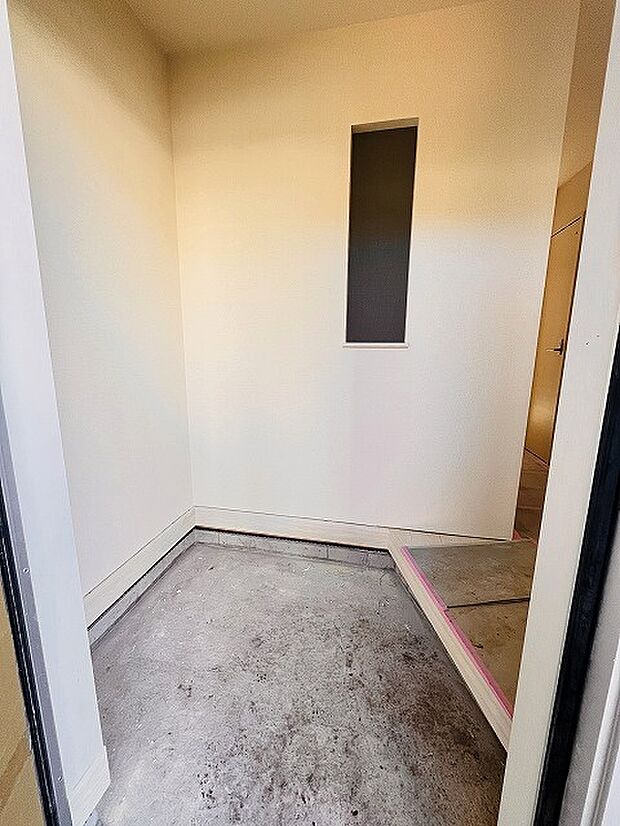 コンパクトながらも、使い勝手の良い玄関スペース。明るいデザインと、収納スペースを効果的に配置することで、使い勝手を最大限に引き出しています。 