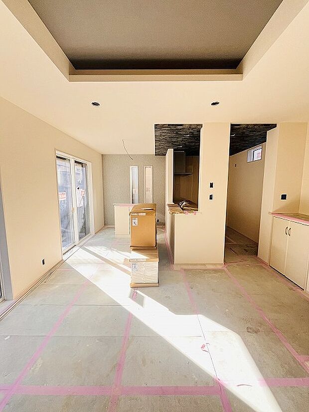 家族の集まるリビングは気持ちの良い自然光が差し込む団欒空間。室内のご見学予約も随時、受付中ですのでお気軽にお問合せください。 