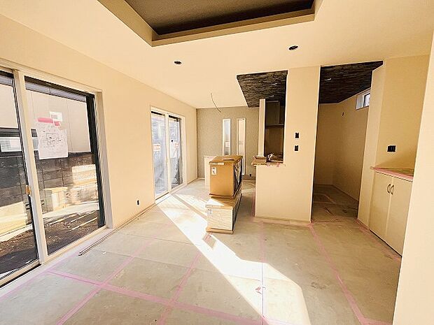 家族が食事するダイニングスペースをキッチンから見渡せる設計に。お料理をしながら家族とのコミュニケーションが増えそうな予感。 