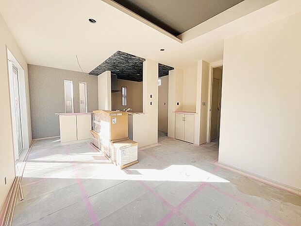 家族が食事するダイニングスペースをキッチンから見渡せる設計に。お料理をしながら家族とのコミュニケーションが増えそうな予感。 