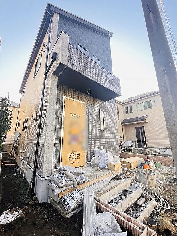 周辺の街並みの中で適度な主張、生活に溶け込むシンプルなデザインの外観が魅力の一戸建です。 