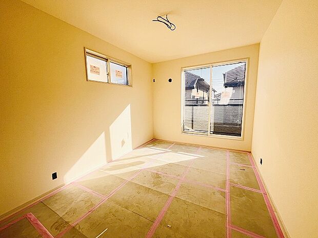 洋室はモダンなデザインと機能性を備え、快適な生活空間に。明るい窓から差し込む自然光が広々とした空間をさらに明るく開放的に感じさせます。  