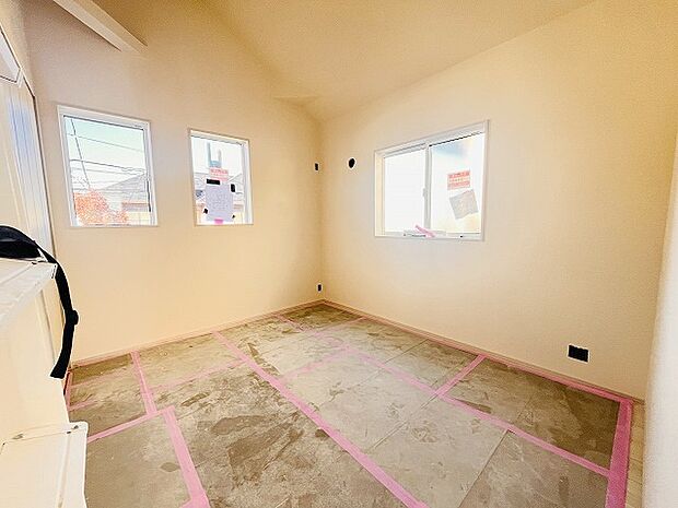 スマートなデザインと賢い収納が生活を快適にします。広々とした雰囲気を演出する工夫が施され、生活空間の魅力を引き出します。  