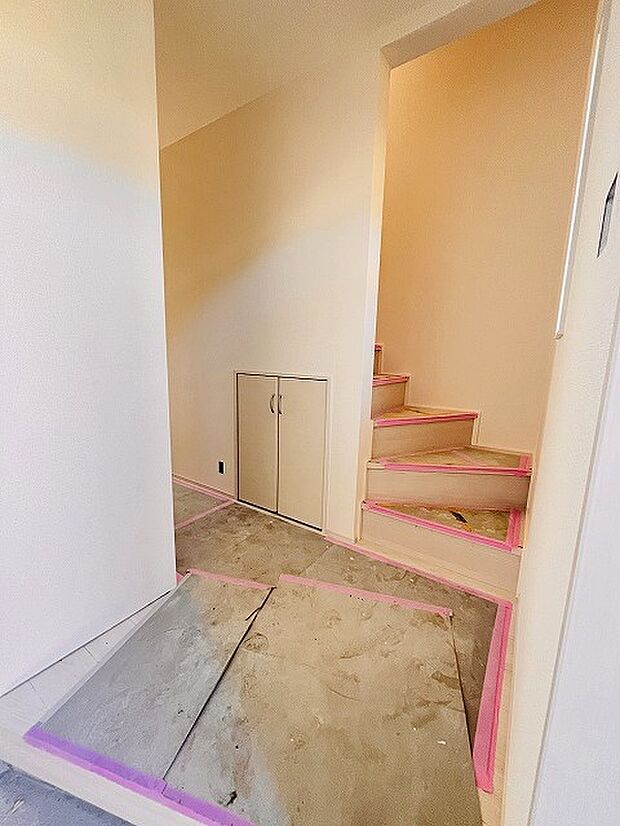 玄関は家の第一印象を左右する重要な場所。ほどよい広さとスタイリッシュな色遣いが印象的です。 