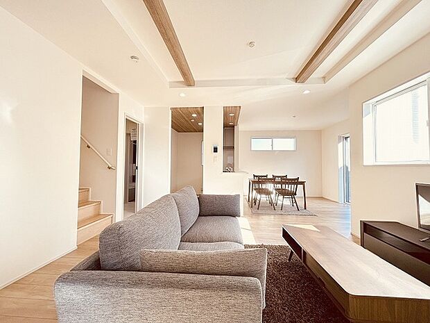 家族の集まるリビングは気持ちの良い自然光が差し込む団欒空間。室内のご見学予約も随時、受付中ですのでお気軽にお問合せください。 