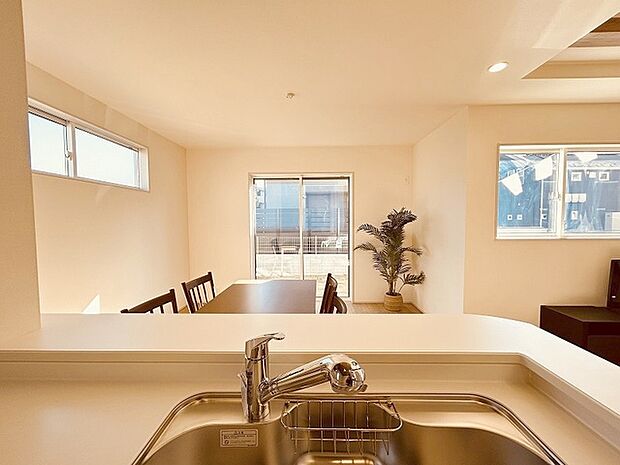 カウンターキッチンならではの開放的な見通し、全体が見渡せることでご家族の団欒スペースもより明るく笑顔が溢れる空間となります。 