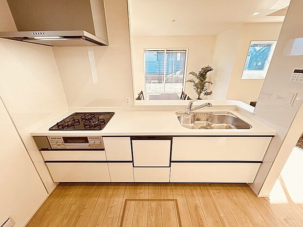 お料理をしながらリビングの家族やゲストとの会話が楽しめるカウンタータイプのキッチン。毎日のお料理を楽しく快適に。 