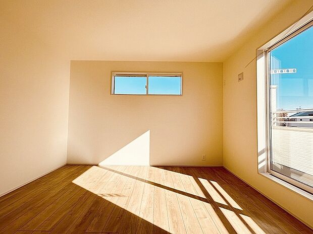 スタイリッシュなデザインと快適な居住性を兼ね備えた洋室。広々とした空間は、自分らしいインテリアを楽しむことができるほか、リラックスした時間を過ごすことができそうです。 