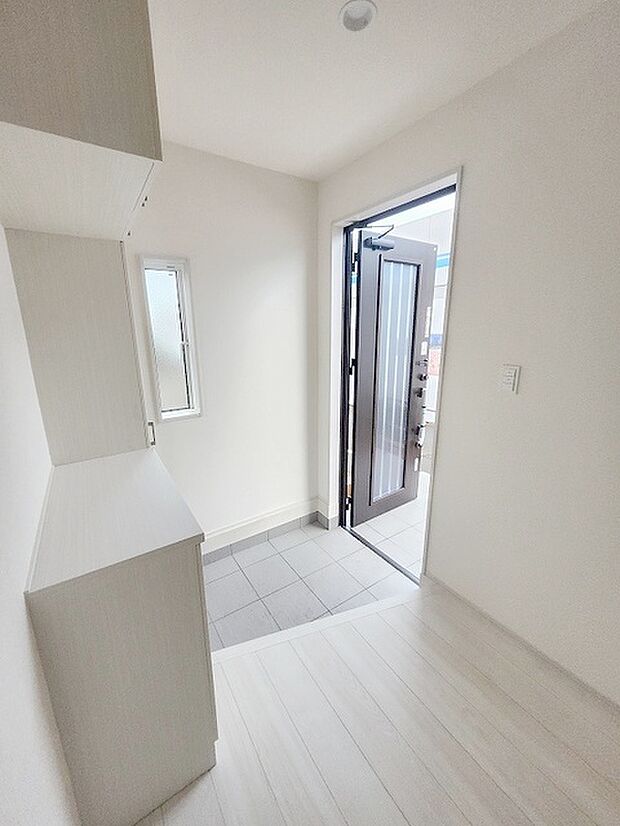 玄関は家の第一印象を左右する重要な場所。ほどよい広さとスタイリッシュな色遣いが印象的です。 