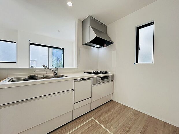 カウンターキッチンならではの開放的な見通し、全体が見渡せることでご家族の団欒スペースもより明るく笑顔が溢れる空間となります。