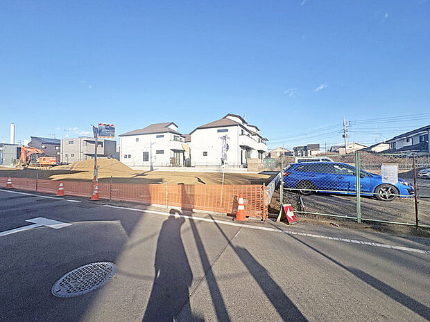 N号地、前面は6m幅員の広々とした公道、車が楽にすれ違える広さ