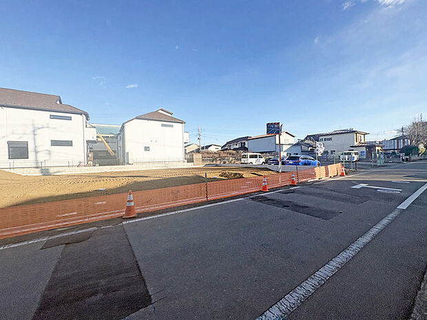 Ｊ号地、前面は6ｍ幅員の広々とした公道、車が楽にすれ違える広さ