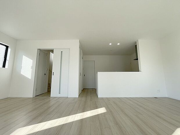 家族が食事するダイニングスペースをキッチンから見渡せる設計に。お料理をしながら家族とのコミュニケーションが増えそうな予感。 