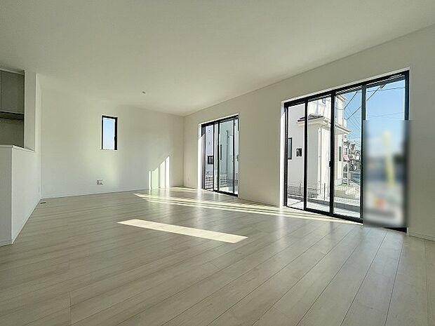 家族の集まるリビングは気持ちの良い自然光が差し込む団欒空間。室内のご見学予約も随時、受付中ですのでお気軽にお問合せください。 