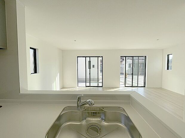 カウンターキッチンならではの開放的な見通し、全体が見渡せることでご家族の団欒スペースもより明るく笑顔が溢れる空間となります。