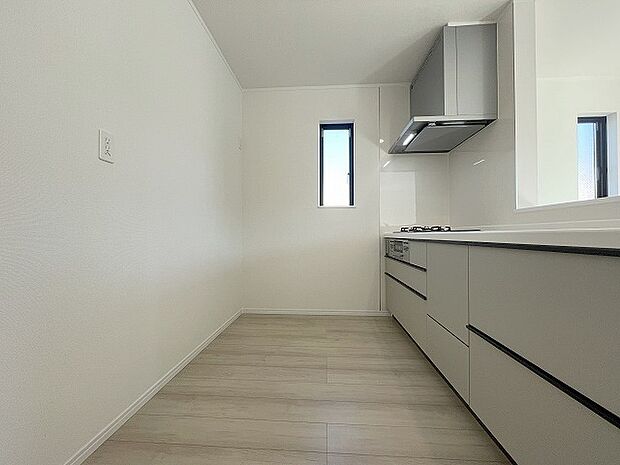 キッチンコンロスペースの近くには、空気の入れ替えが可能な開口部を設置！！ お料理をする際には、換気扇を回しながら匂いが籠らない様に開放してお料理もお楽しみ頂けます。 