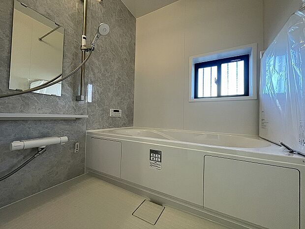 一日の疲れを癒してくれるゆったりとしたバスルームです。 