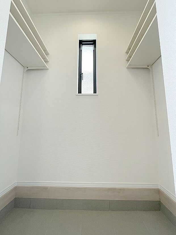 収納スペースがたっぷりと確保されたこの物件では、生活をより快適に送ることができます。