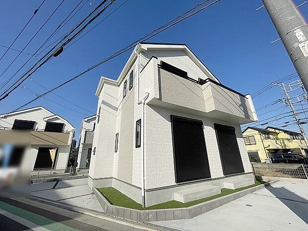 周辺の街並みの中で適度な主張、生活に溶け込むシンプルなデザインの外観が魅力の一戸建です。