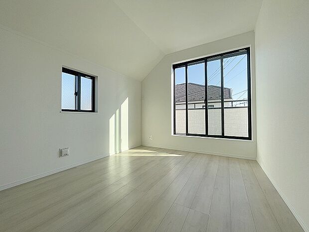 洋室はモダンなデザインと機能性を備え、快適な生活空間に。明るい窓から差し込む自然光が広々とした空間をさらに明るく開放的に感じさせます。  