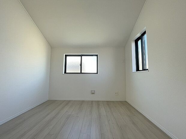 スマートなデザインと賢い収納が生活を快適にします。広々とした雰囲気を演出する工夫が施され、生活空間の魅力を引き出します。  