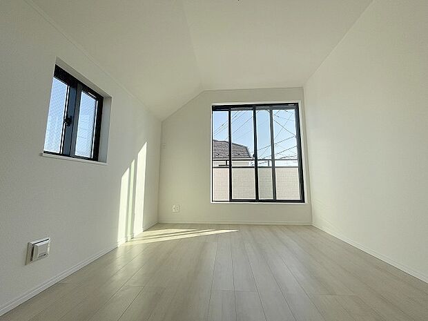 実際に室内をご見学頂くと生活のイメージが広がると思います。家具を置いたイメージや窓からの景色など。周辺で販売に出している物件も一緒にまとめてご見学頂き、比較する事もできます。