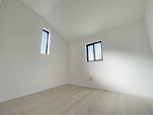 洋室はモダンなデザインと機能性を備え、快適な生活空間に。明るい窓から差し込む自然光が広々とした空間をさらに明るく開放的に感じさせます。