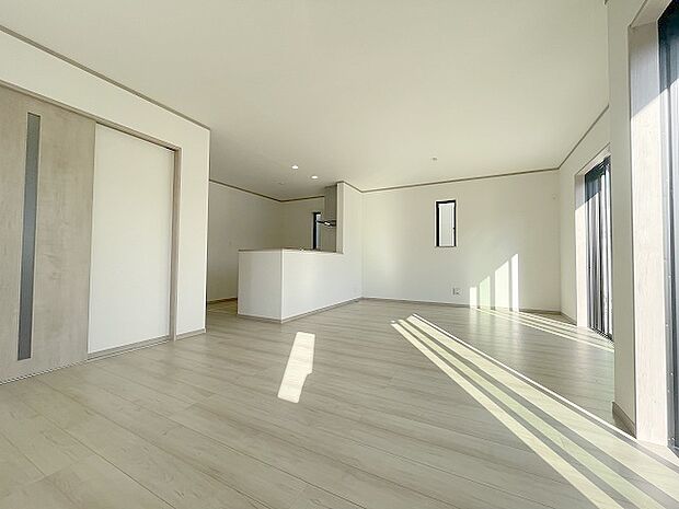 家族が食事するダイニングスペースをキッチンから見渡せる設計に。お料理をしながら家族とのコミュニケーションが増えそうな予感。 