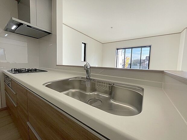 お料理をしながらリビングの家族やゲストとの会話が楽しめるカウンタータイプのキッチン。毎日のお料理を楽しく快適に。