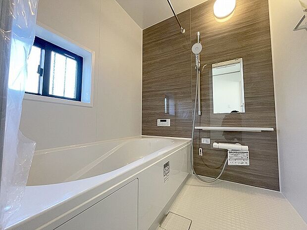 一日の疲れを癒してくれるゆったりとしたバスルームです。