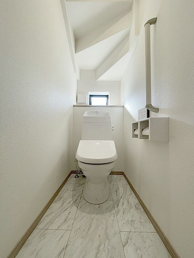 階段下を有効活用したトイレスペース。 便座はもちろんウォシュレット。