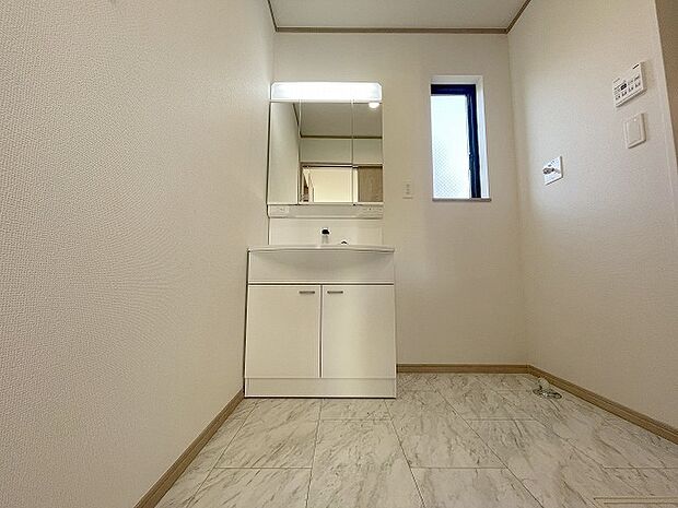 三面鏡に洗面台。 コンセントに照明機能、多機能性を備えた設備です。  