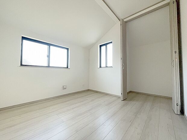 豊富な収納スペースもこの物件の特長の一つ。各所に収納が完備されており、生活をスッキリと整えることができます。 