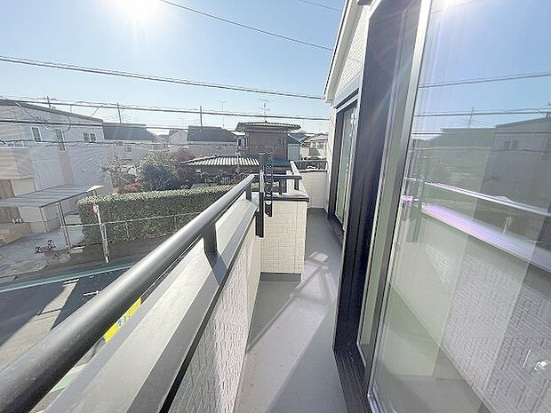 季節の変化や天気の良い日には、バルコニーでの時間が心地よく、気分をリフレッシュさせることができます。