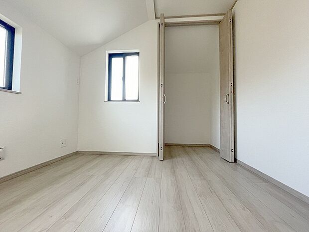 勾配天井の2階のお部屋。この勾配の角度がお洒落な雰囲気を感じさせてくれます。