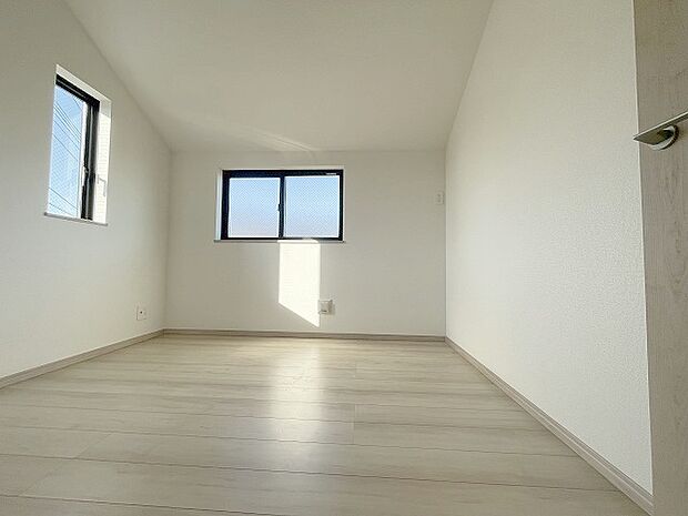 実際に室内をご見学頂くと生活のイメージが広がると思います。家具を置いたイメージや窓からの景色など。周辺で販売に出している物件も一緒にまとめてご見学頂き、比較する事もできます。