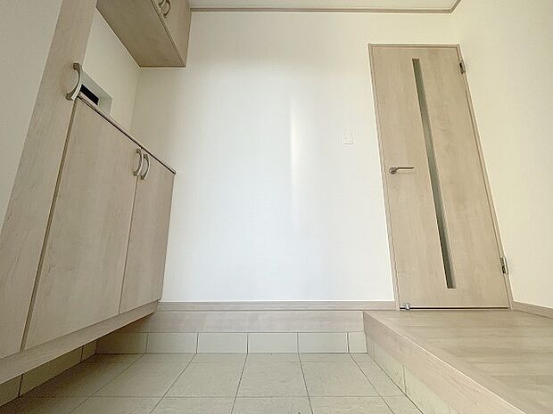 玄関は家の第一印象を左右する重要な場所。ほどよい広さとスタイリッシュな色遣いが印象的です。