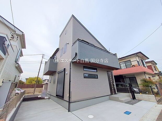 周辺の街並みの中で適度な主張、生活に溶け込むシンプルなデザインの外観が魅力の一戸建です。