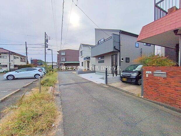 安心して暮らすことのできる住宅街。 住宅地の道路は一般に交通量が少なく車などの騒音が少ないため、住民にとって静かな生活環境が提供されます。