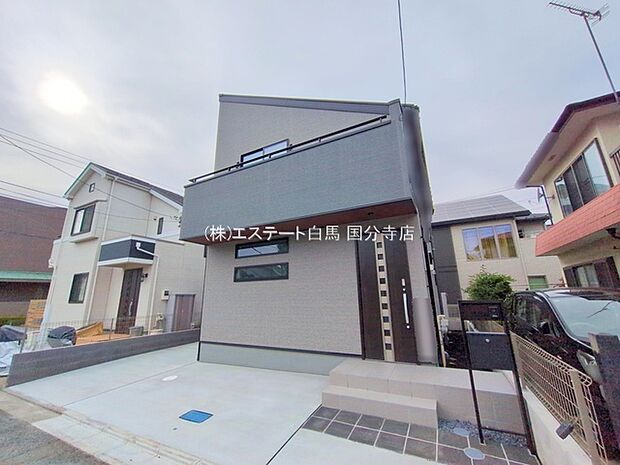 周辺の街並みの中で適度な主張、生活に溶け込むシンプルなデザインの外観が魅力の一戸建です。