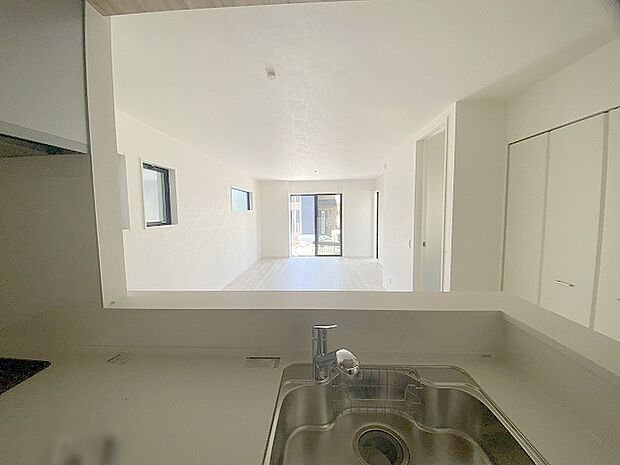 カウンターキッチンならではの開放的な見通し、全体が見渡せることでご家族の団欒スペースもより明るく笑顔が溢れる空間となります。