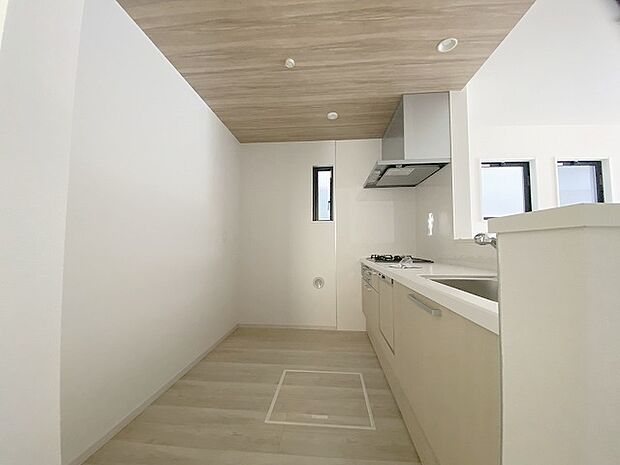 キッチンコンロスペースの近くには、空気の入れ替えが可能な開口部を設置!! お料理をする際には、換気扇を回しながら匂いが籠らない様に開放してお料理もお楽しみ頂けます。