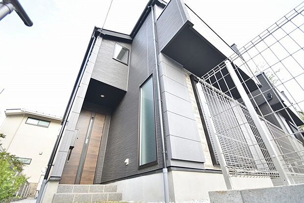 周辺の街並みの中で適度な主張、生活に溶け込むシンプルなデザインの外観が魅力の一戸建です。
