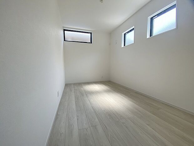 洋室はモダンなデザインと機能性を備え、快適な生活空間に。明るい窓から差し込む自然光が広々とした空間をさらに明るく開放的に感じさせます。