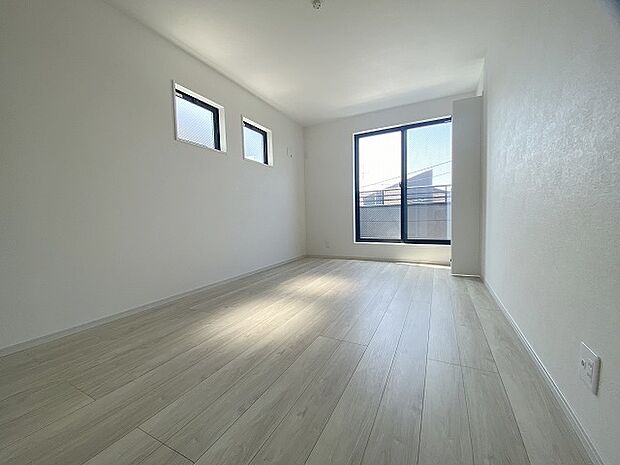 スマートなデザインと賢い収納が生活を快適にします。広々とした雰囲気を演出する工夫が施され、生活空間の魅力を引き出します。