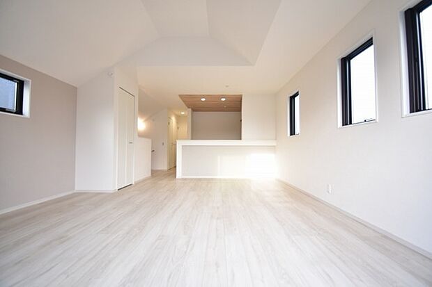 家族の集まるリビングは気持ちの良い自然光が差し込む団欒空間。室内のご見学予約も随時、受付中ですのでお気軽にお問合せください。 