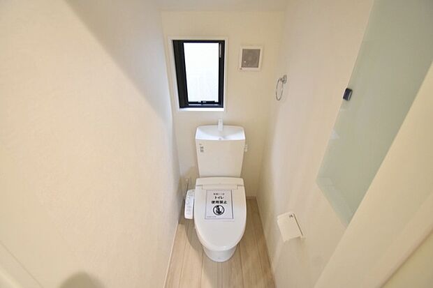 トイレにはウォシュレット機能を標準装備。 