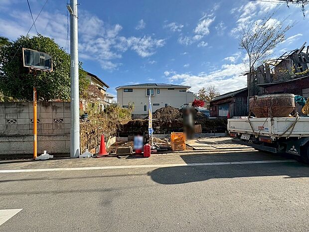 実際に室内をご見学頂くと生活のイメージが広がると思います。家具を置いたイメージや窓からの景色など。周辺で販売に出している物件も一緒にまとめてご見学頂き、比較する事もできます。